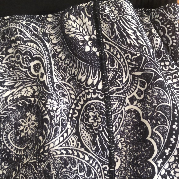 Lululemon black/white pattern short sz 4 has liner 2.5”” inseam - Picture 4 of 6